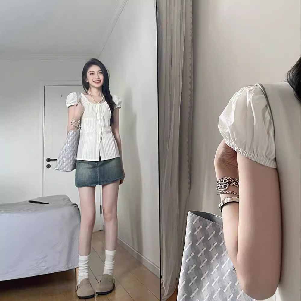 قميص نسائي ذو ياقة على شكل حرف U وأكتاف نحيفة وأكمام قصيرة منتفخة