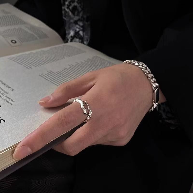 قطعة واحدة من خاتم ملتف مصنوع من خليط معدني أنيق وشعبي للرجال مع تصميم فريد من نوعه، مثالي كهدية مجوهرات وإكسسوارات عصرية